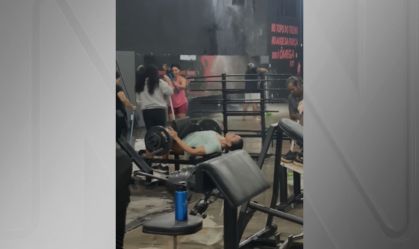 Academia alaga, mulher ignora e faz elevação pélvica com água jorrando