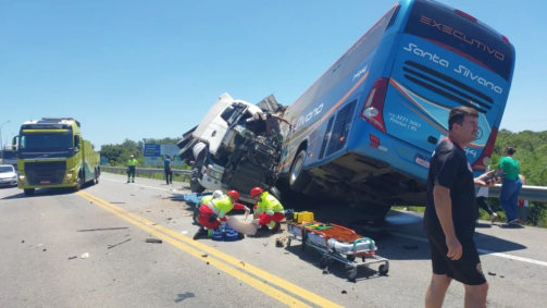 Acidente entre ônibus e caminhão deixa 11 mortos em Pelotas (RS)