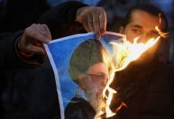 Manifestantes queimam fotos do aiatolá Ali Khamenei em apoio a protestos