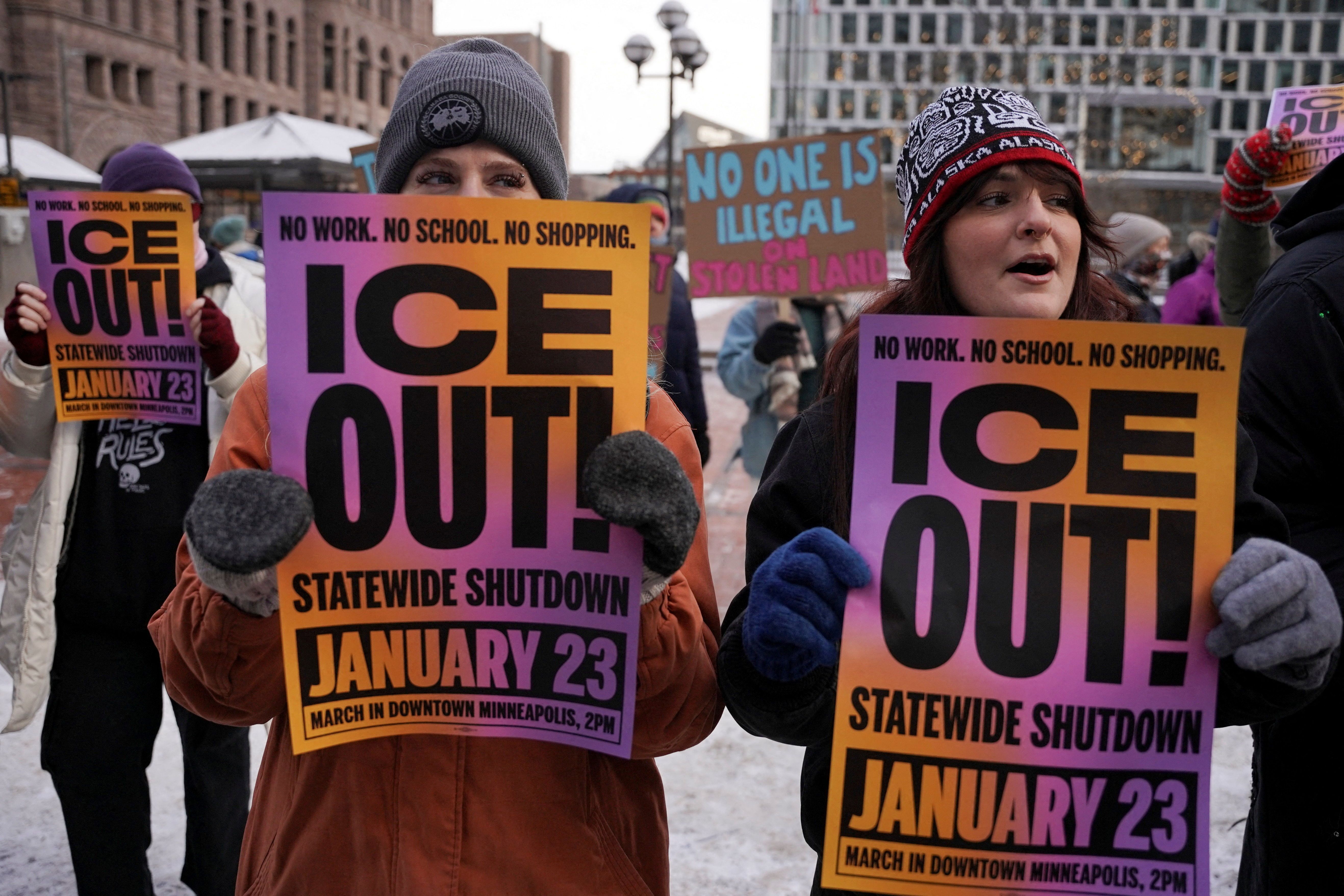 Manifestantes protestando contra o ICE em Minneapolis