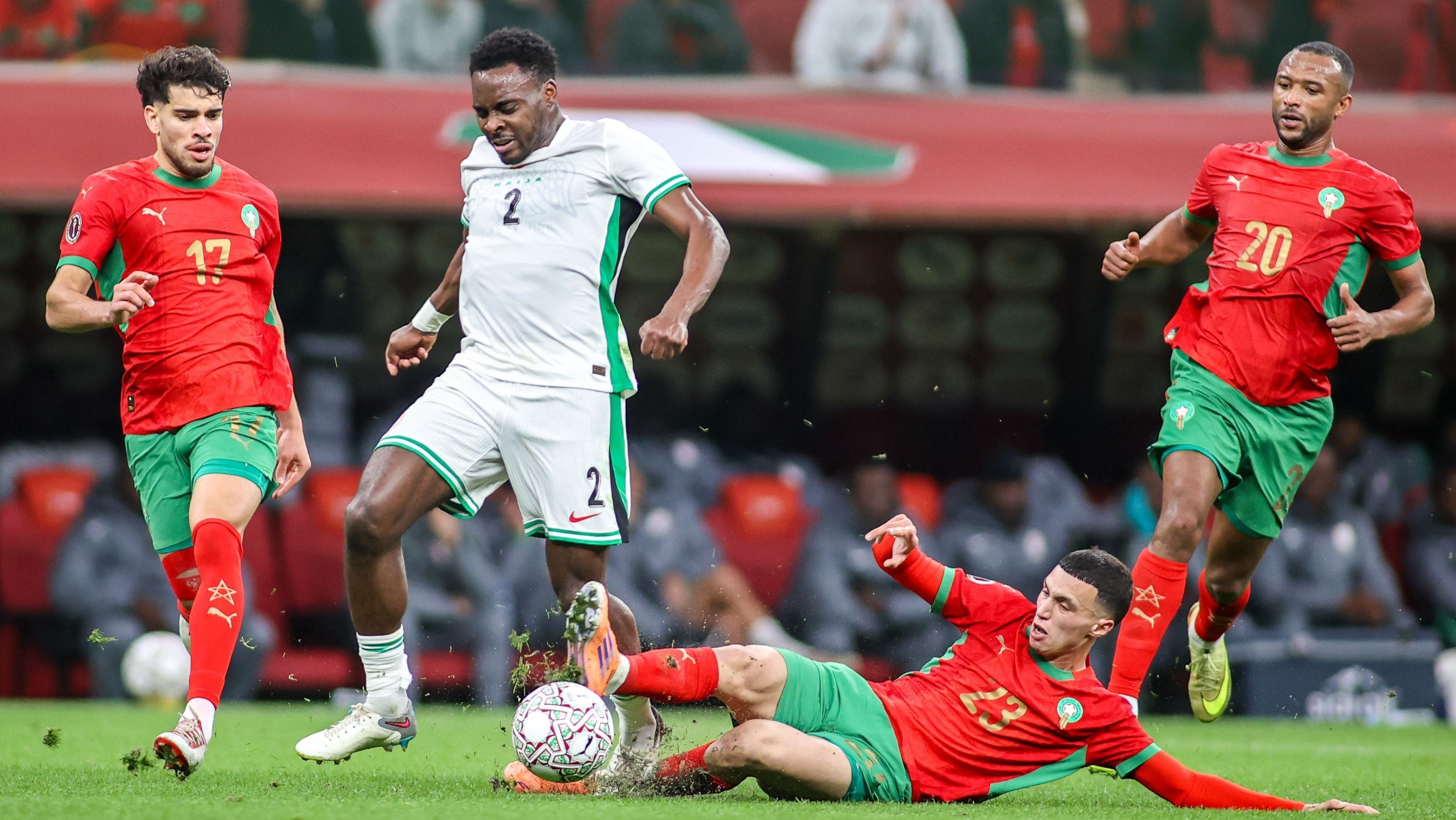 Disputa de bola em Marrocos x Nigéria