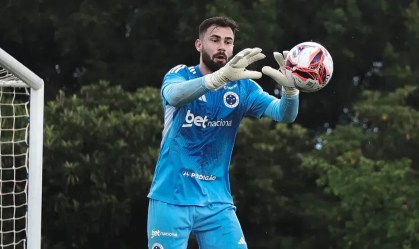Matheus Cunha, goleiro do Cruzeiro, durante treinamento na Toca da Raposa II