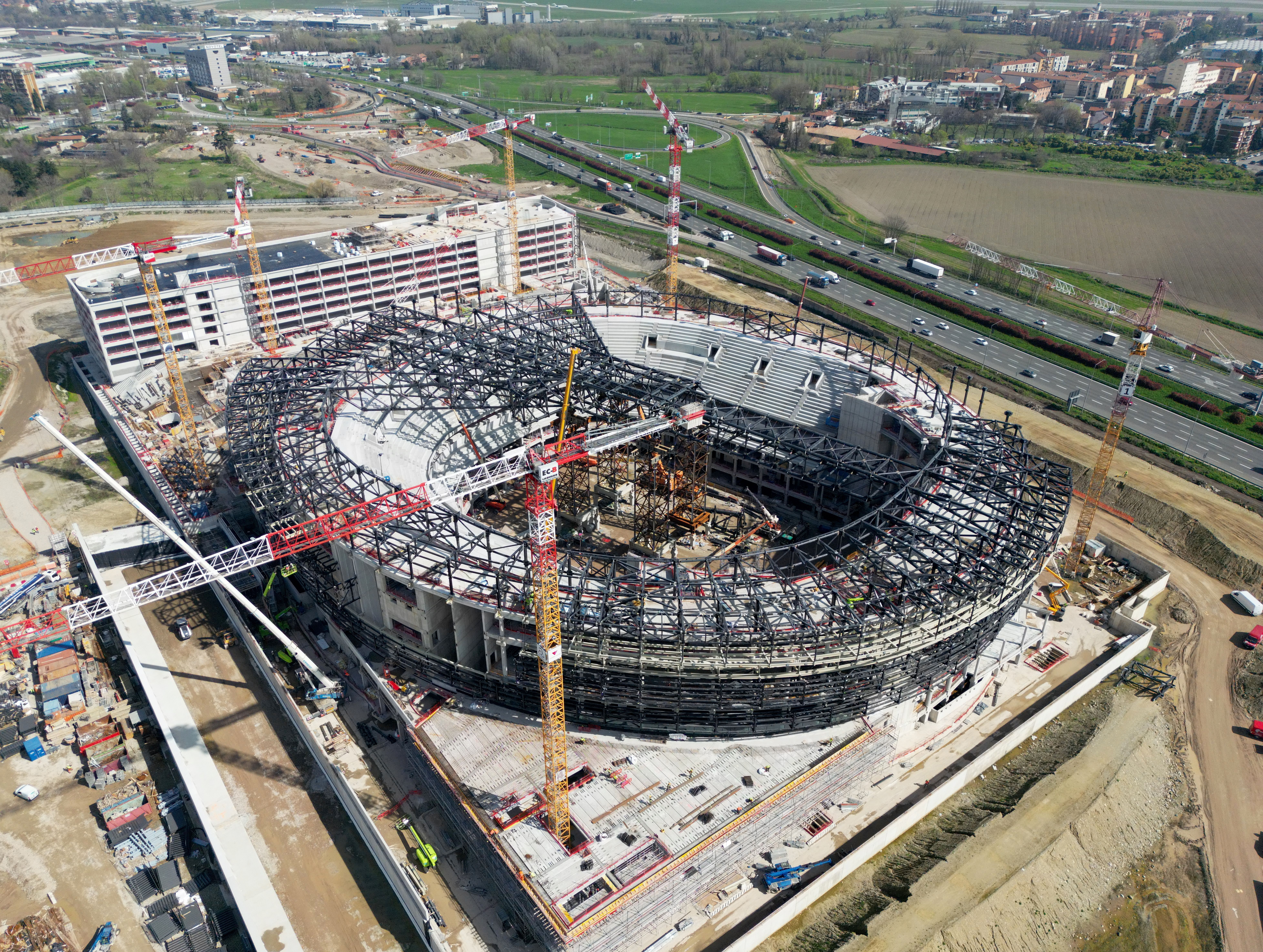 Vista aérea de março de 2025 do Santagiulia Ice Hockey Arena, local que vai abrigar os jogos de hóquei na Olimpíada de 2025