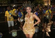 Mileide Mihaile usa look com 8 mil cristais em ensaio de rua da Tijuca
