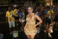 Mileide Mihaile usa look com 8 mil cristais em ensaio de rua da Tijuca