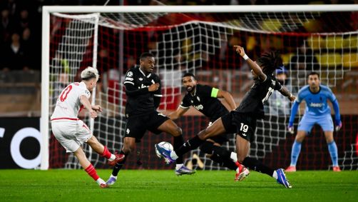 Disputa de bola em Monaco x Juventus