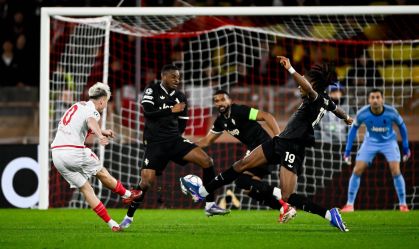 Disputa de bola em Monaco x Juventus