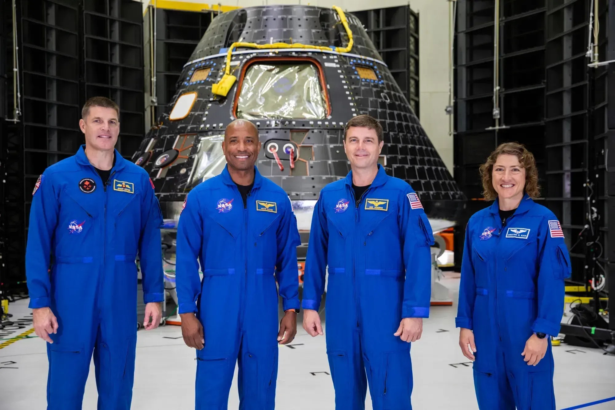 Tripulação da missão Artemis II posa no Centro Espacial Kennedy, na Flórida, EUA, em frente à cápsula Orion; da esquerda para a direita: Jeremy Hansen, Victor Glover, Reid Wiseman e Christina Hammock Koch