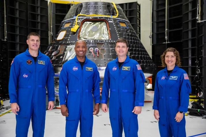 Tripulação da missão Artemis II posa no Centro Espacial Kennedy, na Flórida, EUA, em frente à cápsula Orion; da esquerda para a direita: Jeremy Hansen, Victor Glover, Reid Wiseman e Christina Hammock Koch • Kim Shiflett | Nasa