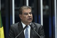 Senador propõe tornar assessor de Trump "persona non grata"