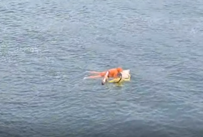 Pescador agarrado à porta de geladeira sobrevive a naufrágio; veja vídeo