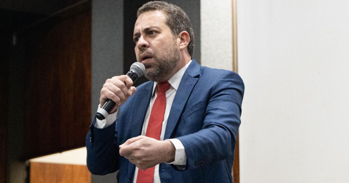 Ministro Boulos pressiona publicamente Banco Central por redução da Selic