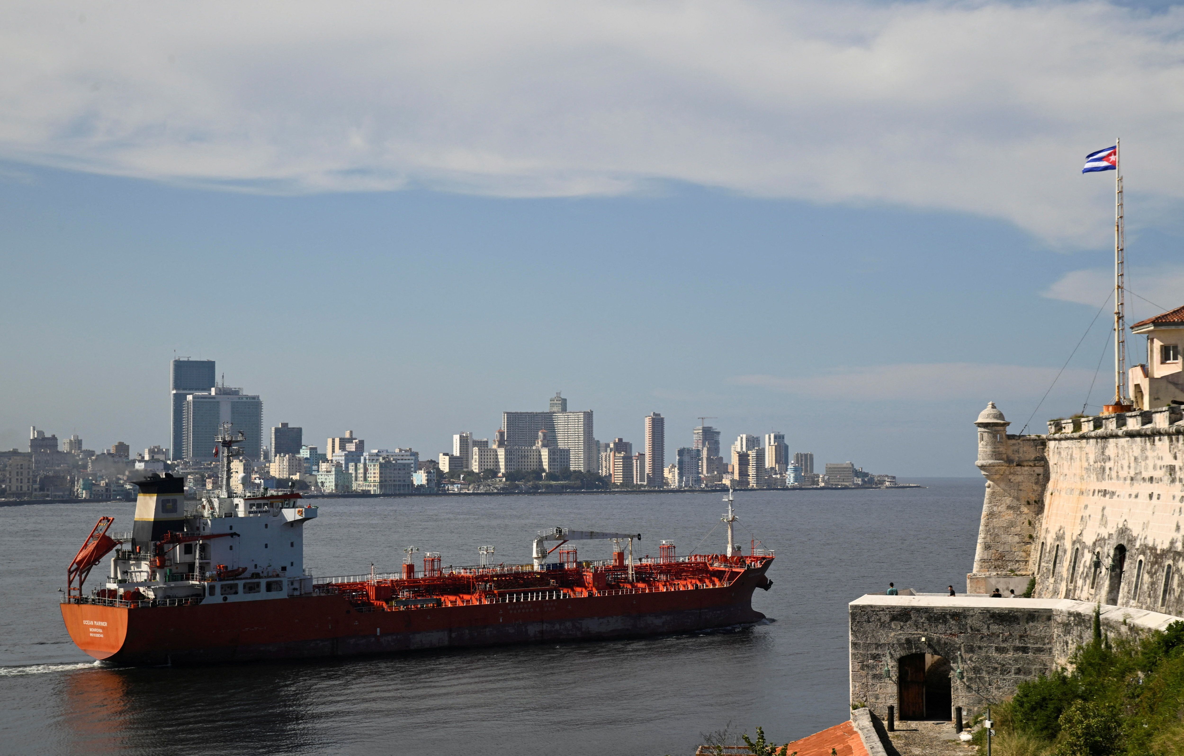 O navio-tanque Ocean Mariner, com bandeira da Libéria, navega pela Baía de Havana, Cuba