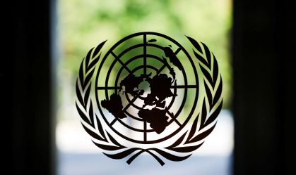 Logo da ONU na sede da entidade em Nova York