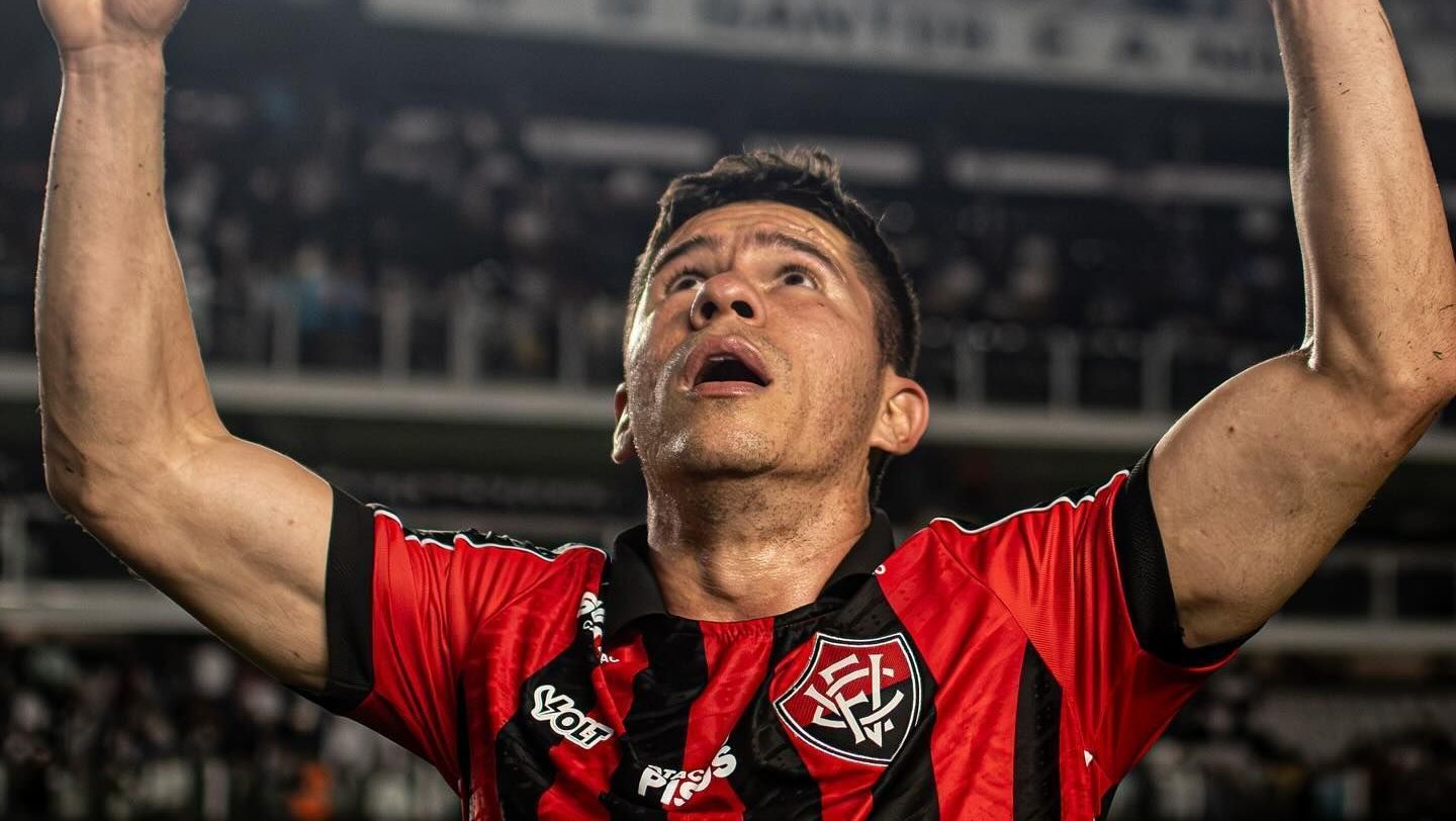 Atacante Osvaldo em ação pelo Vitória