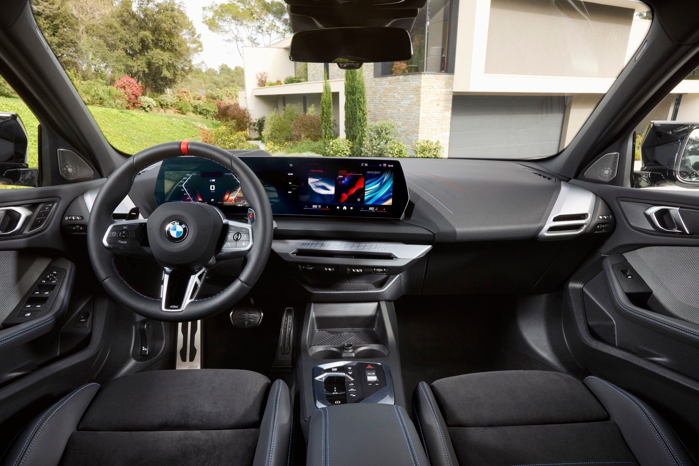 Cabine moderna do BMW M135 xDrive • Divulgação