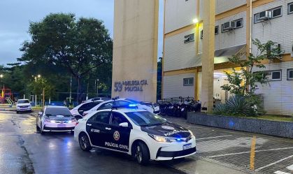 Pai usa celular do filho para assediar colega da escola e acaba preso no RJ