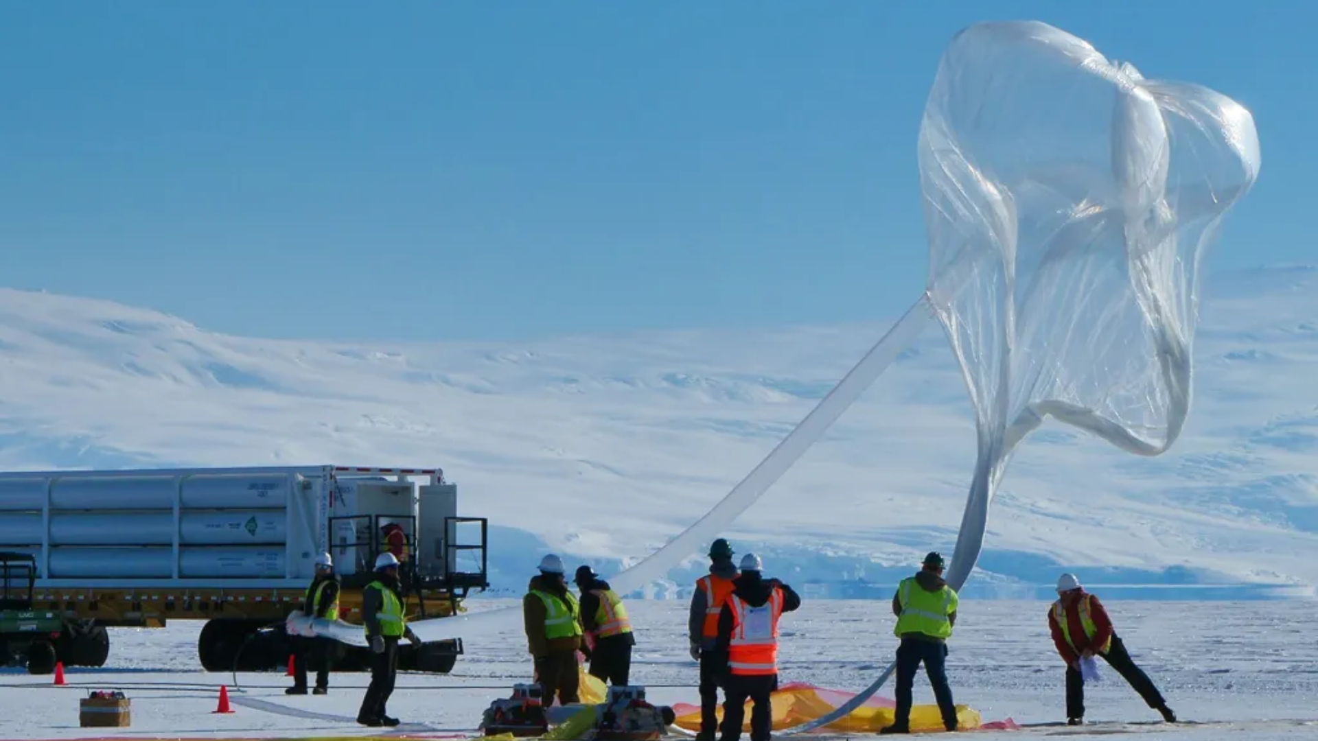 Equipe de solo prepara balão científico para o lançamento da missão PUEO da NASA na Antártica • NASA/Scott Battaion