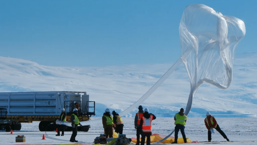Equipe de solo prepara balão científico para o lançamento da missão PUEO da NASA na Antártica • NASA/Scott Battaion