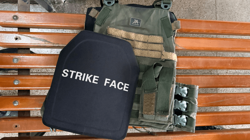 Um colete balístico foi localizado junto dos suspeitos • Reprodução