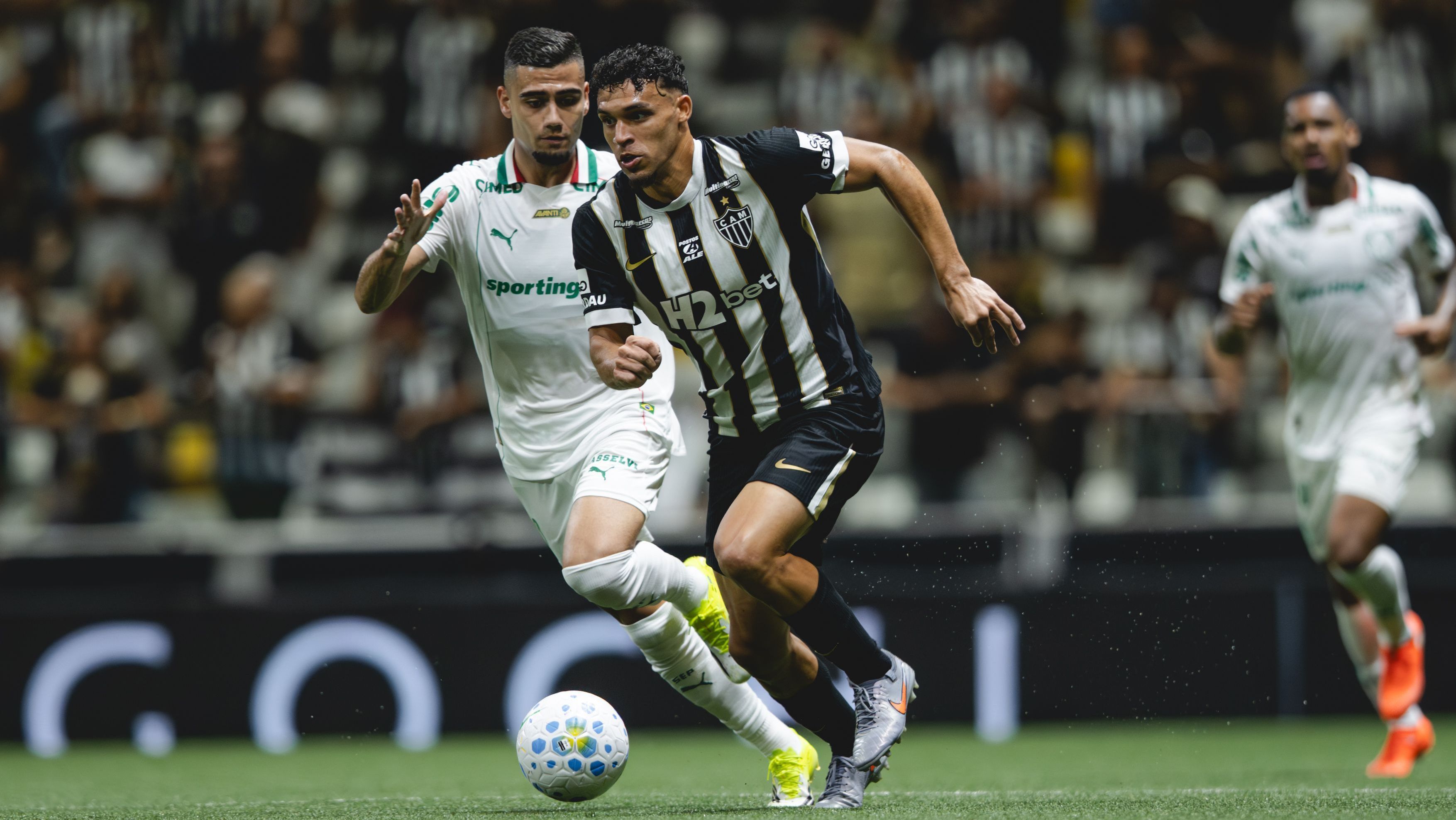 Disputa de bola em Atlético-MG x Palmeiras
