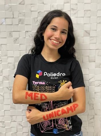 De Manaus, Louise Caroline Morais de Araújo, 18 anos, passou em medicina na USP e Unicamp • Poliedro