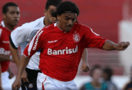 Campeão do mundo pelo Inter é agredido por policiais após jogo no Paraná