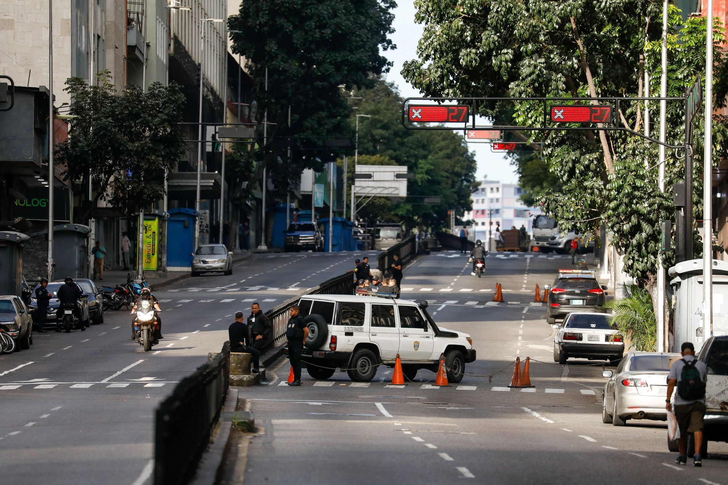Policiais guardam a rua que leva ao Palácio de Miraflores em Caracas, Venezuela, em 4 de janeiro