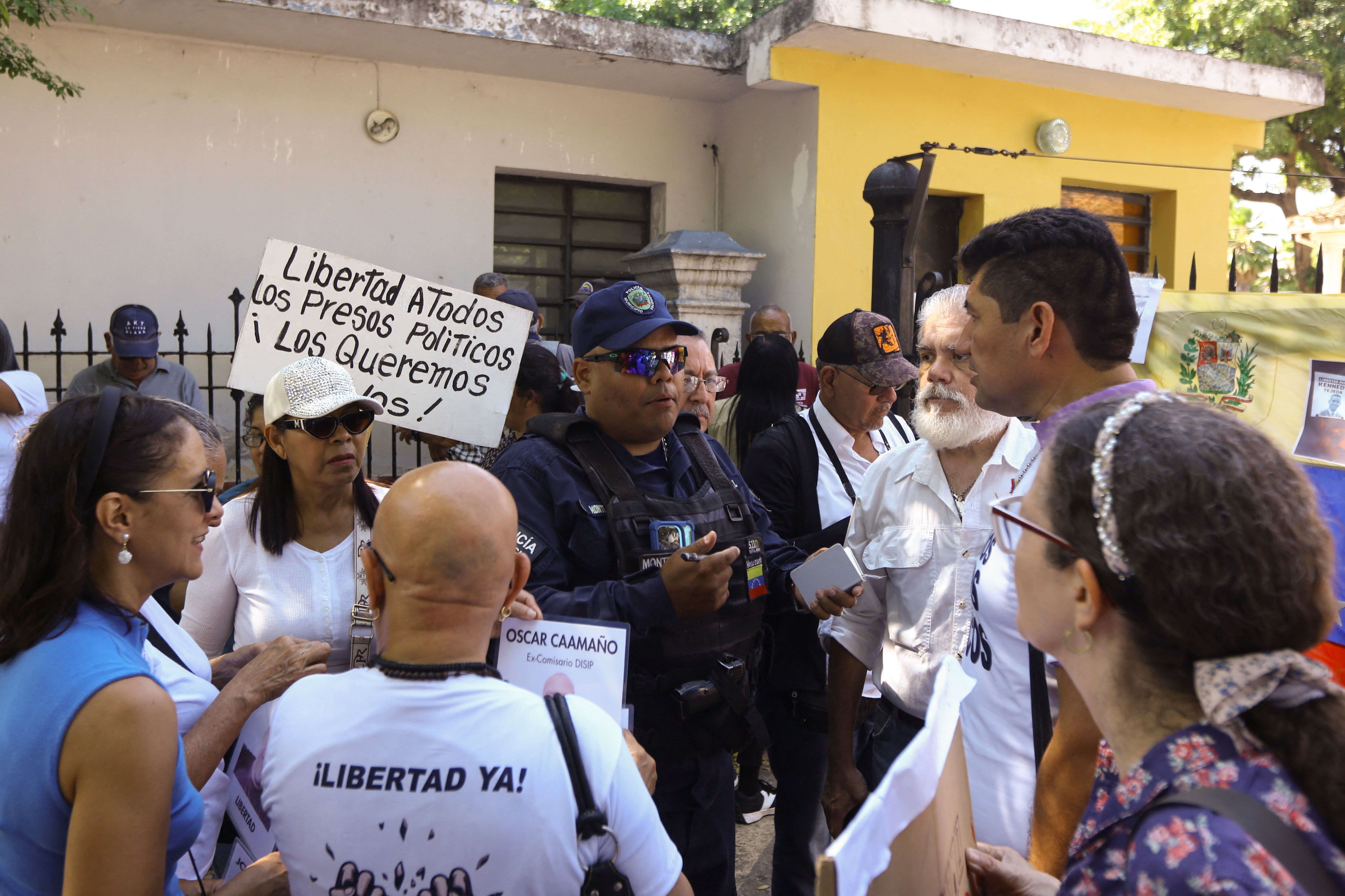 Protesto pedindo a libertação de presos em frente à reitoria da Universidade de Carabobo em Valência, Venezuela
