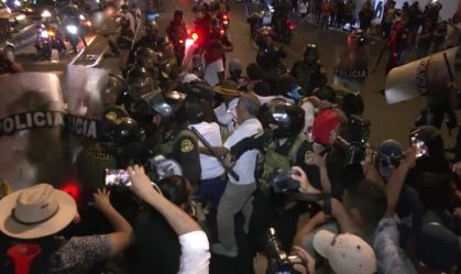 Manifestantes da geração Z no Peru entram em confronto com a polícia