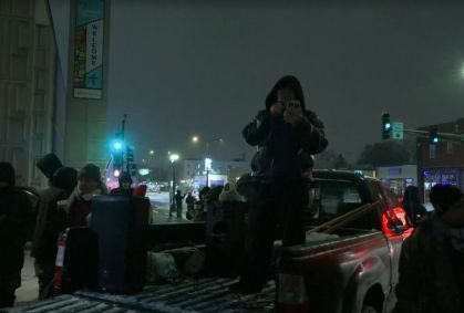 Protestos em Minneapolis continuam apesar do frio intenso