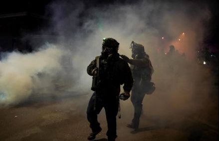 Agentes do ICE entram em confronto com manifestantes em Minneapolis