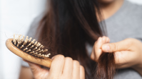 Queda de cabelo aumenta no verão? Especialistas explicam o que fazer