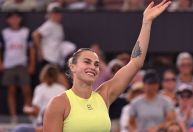 Sabalenka estreia com vitória dominante em Brisbane; Kyrgios é eliminado