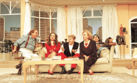 Magda (de vermelho) e Caco Antíbes, os dois ao centro, em cena do humorístico "Sai de Baixo"