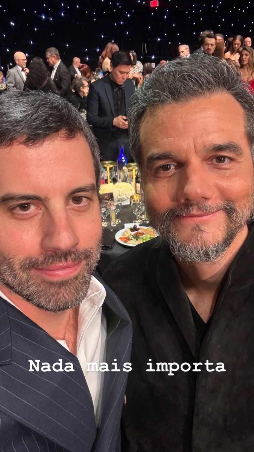 Foto de Adolpho Veloso ao lado de Wagner Moura após ganharem o Critics Choice Awards • Instagram/ Adolpho Veloso