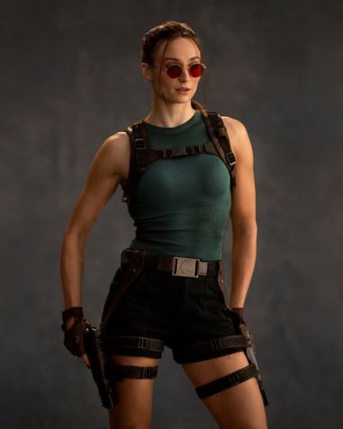 Sophie Turner caracterizada como Lara Croft • Instagram/ Prime Video