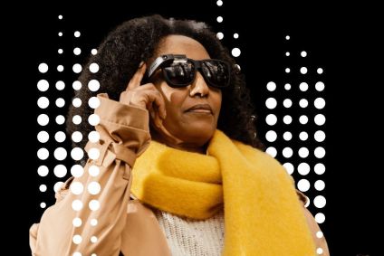 mulher-com-óculos-inteligentes-com-IA