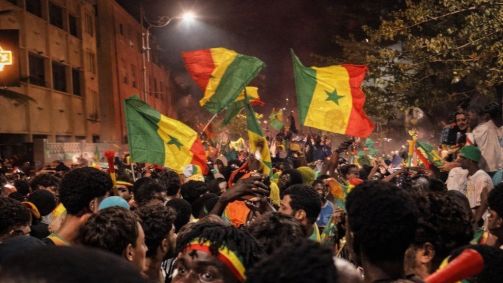 Torcedores do Senegal comemoram nas ruas após vitória na CAN