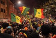 Torcedores do Senegal comemoram nas ruas após vitória na CAN