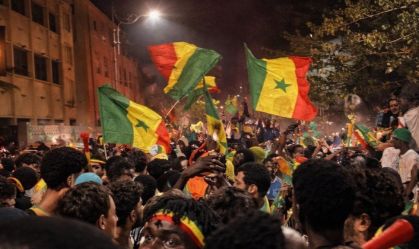 Torcedores do Senegal comemoram nas ruas após vitória na CAN