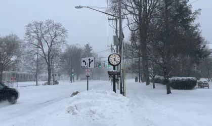 Neve cai mais rápido do que podemos limpar, diz governador de Connecticut