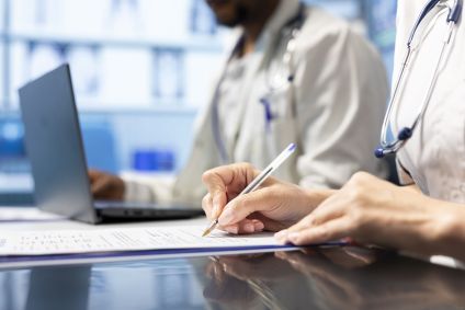 Prescrição médica em papel continua valendo em todo o país, segundo CFM
