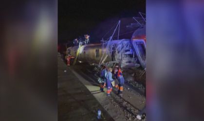 Trens de alta velocidade descarrilam na Espanha e deixam cinco mortos