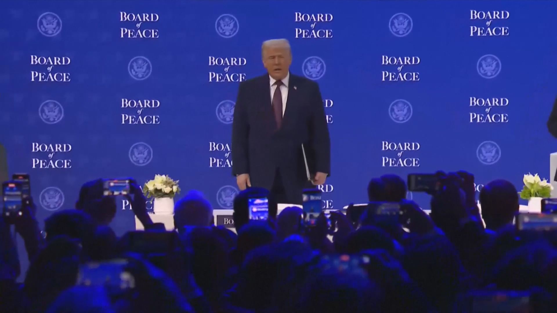 Trump discursa em cerimônia de formalização do Conselho de Paz, em Davos