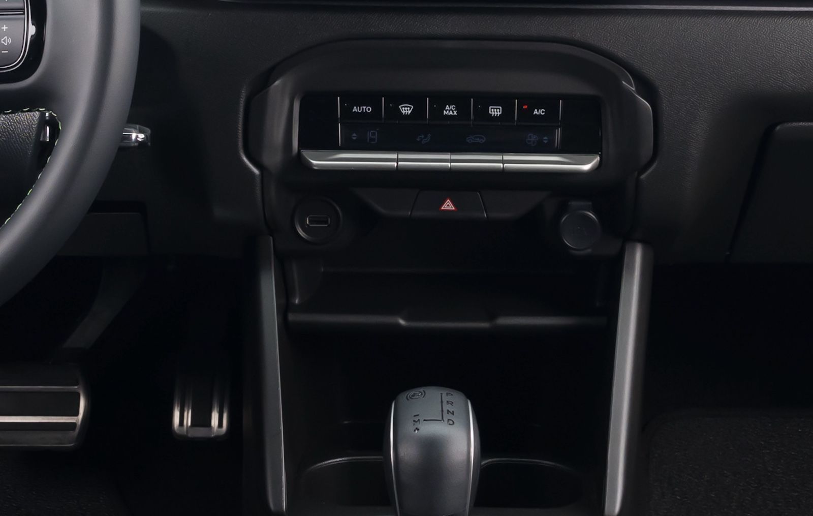 Painel não tem saídas do tipo USB-C • Divulgação