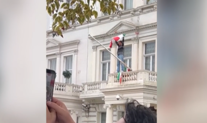 Manifestante estende bandeira pré-revolução em embaixada do Irã em Londres