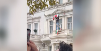 Manifestante estende bandeira pré-revolução em embaixada do Irã em Londres