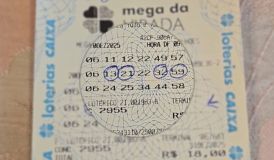 Veja os números que família Bolsonaro acertou na quadra; 13 está entre eles