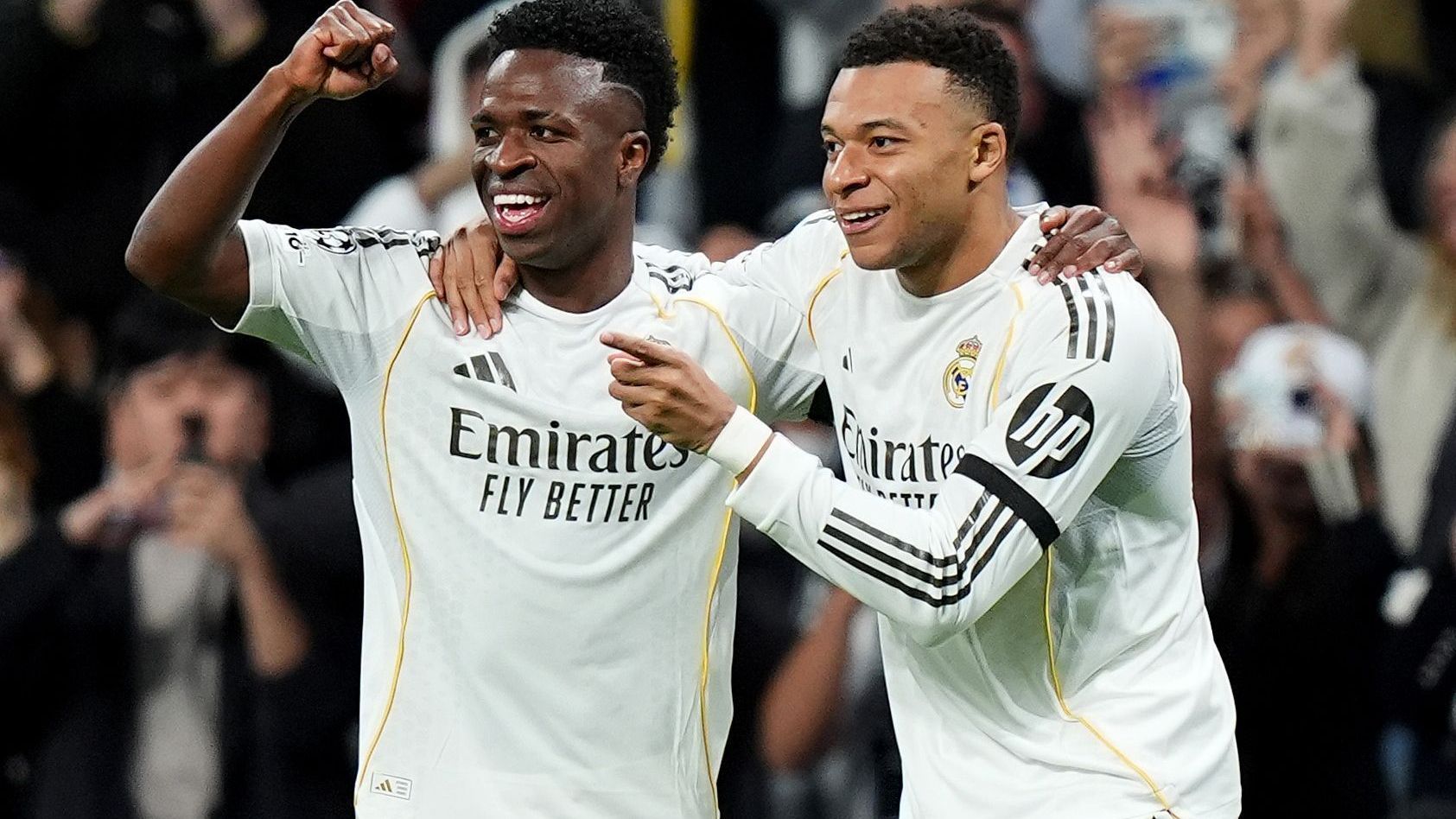 Vinicius Jr. e Mbappé durante partida do Real